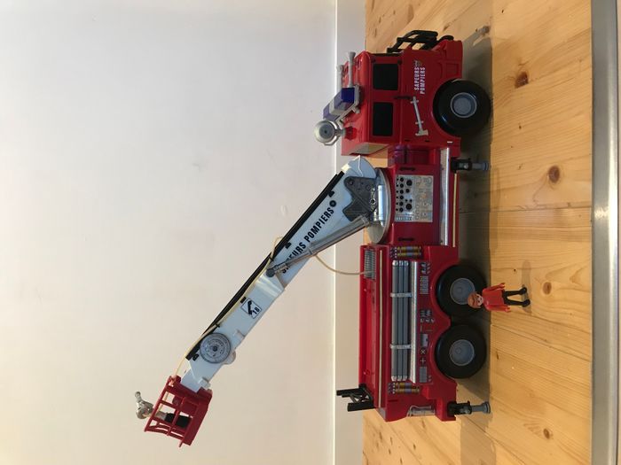 Camion de pompier à grande échelle - photo numéro 8