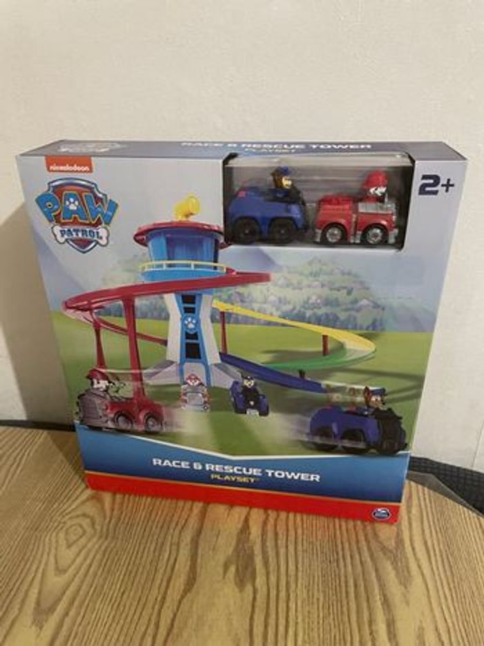 Tour de contrôle Pat Patrouille avec 2 véhicules l’un de Chase et le second de Marcus