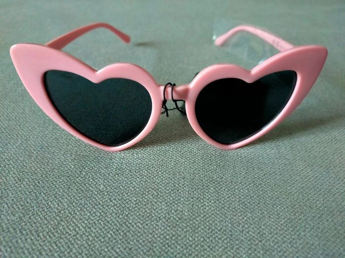 Lunettes de soleil cœur rose – Protection UV400 – Neuf avec étiquette - photo numéro 2