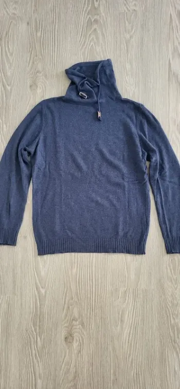 Pull bleu avec col long