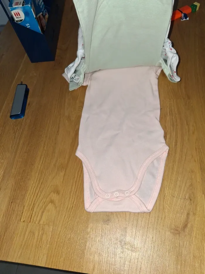 Lot de 3 bodies neufs 12 mois été fille - photo numéro 5