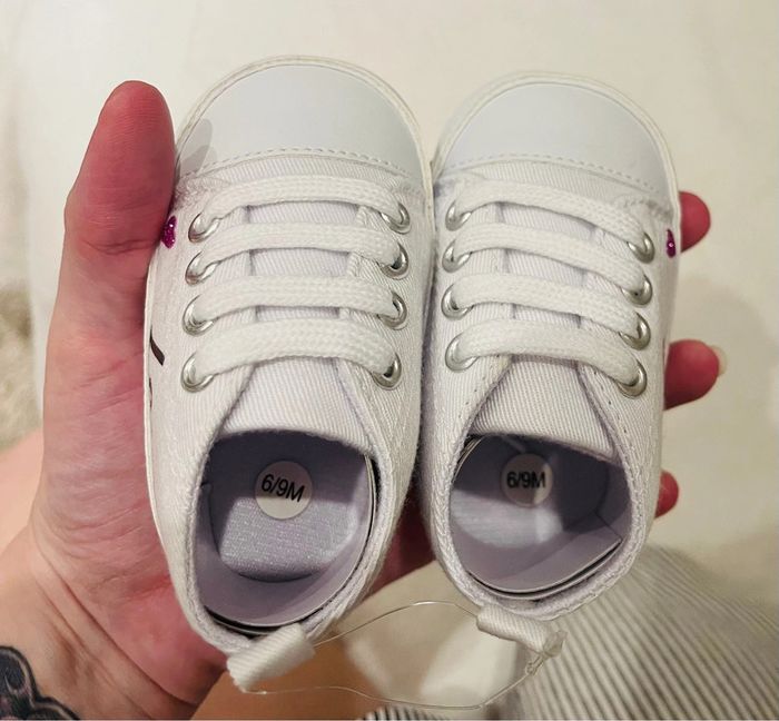 Petite converse blanche avec inscription « Louna » 6/9 mois - photo numéro 4