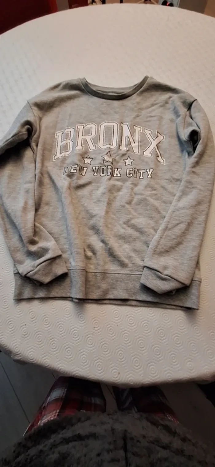 Lot 3 sweats et un tee shirt - photo numéro 2