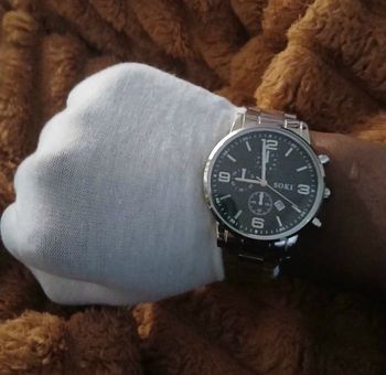 Montre homme acier noir élégant. Style classique