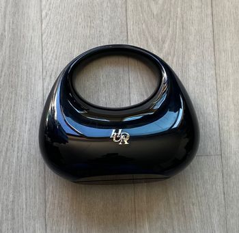 Sac Huda noir brillant rigide chic élégant
