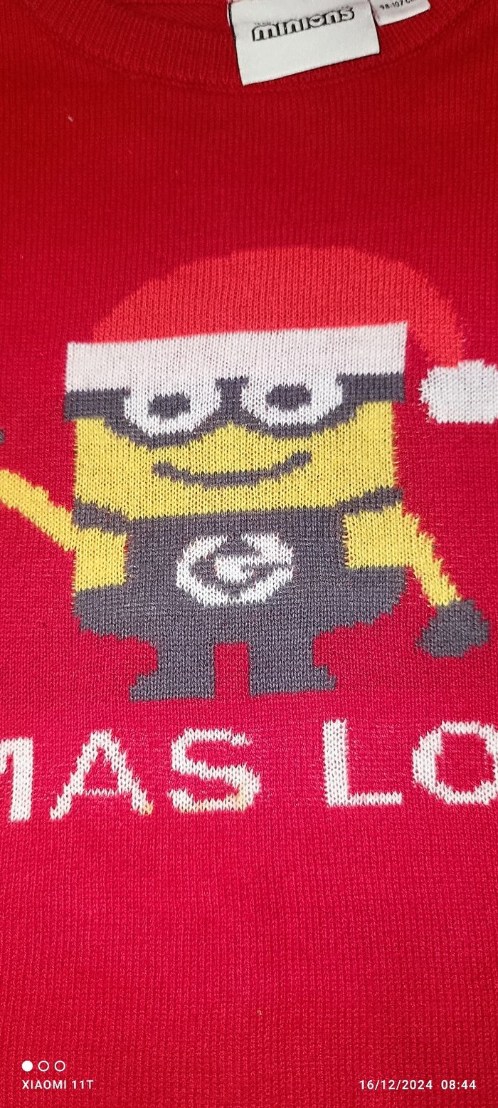 Pull noël les minions illumination 4 ans très bon état - photo numéro 3