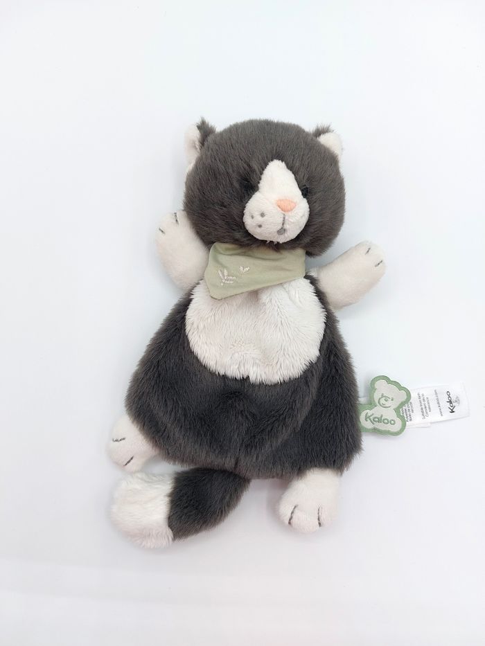 Doudou plat chat gris blanc Chamallow KALOO bandana vert 18 cm 12/2023