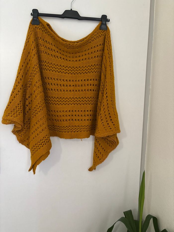 Poncho en tricot ajouré moutarde femme taille M - photo numéro 2