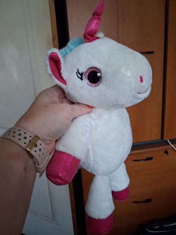 Petite peluche licorne qui fait des roulades
