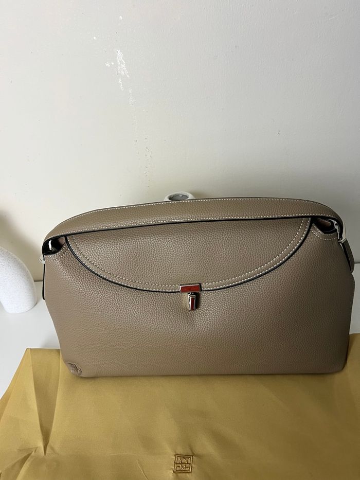 👜 Sac Totême T-Lock – Grand Modèle en Cuir Beige (Excellent État)