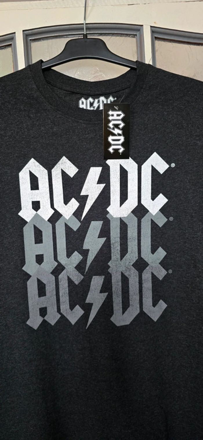 Véritable tee-shirt de marque AC/DC neuf étiquette 🏷 - photo numéro 2
