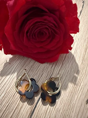 Boucles d’oreilles dorées avec fleurs noires et marron tendances 