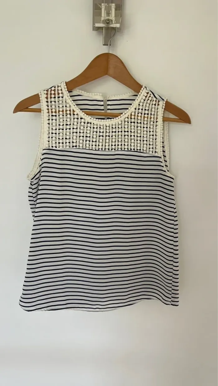 Debardeur marinière forme marcel avec broderie crochet
