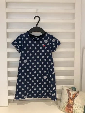 6 ans - Robe soit été ou hiver selon ce que l'on met dessous vu la matière