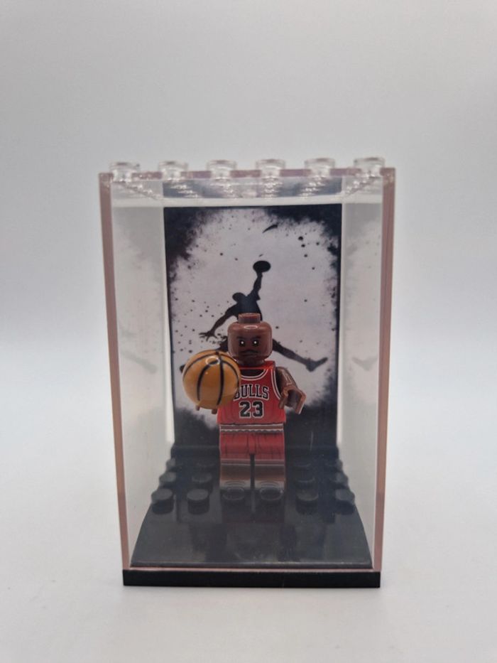 Figurine type lego Joueur de Basket Michael Jordan dans une vitrine individuelle avec fond