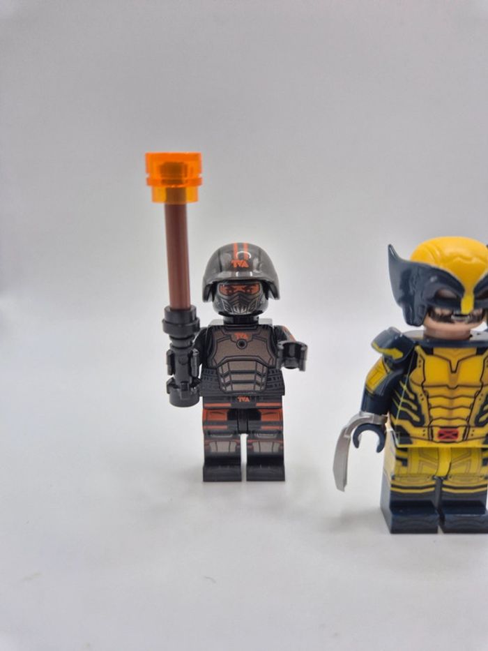 Figurines type lego Deadpool et Wolverine + 2 agents TVA Marvel - photo numéro 4
