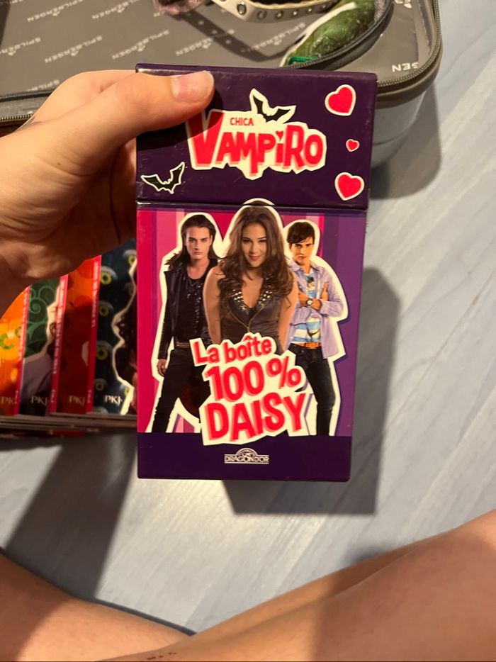 Collection de livres chica vampiro + jeux de société - photo numéro 2