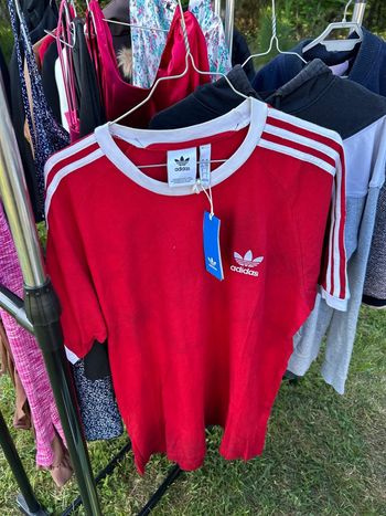 T-shirt Adidas rouge reflet noir