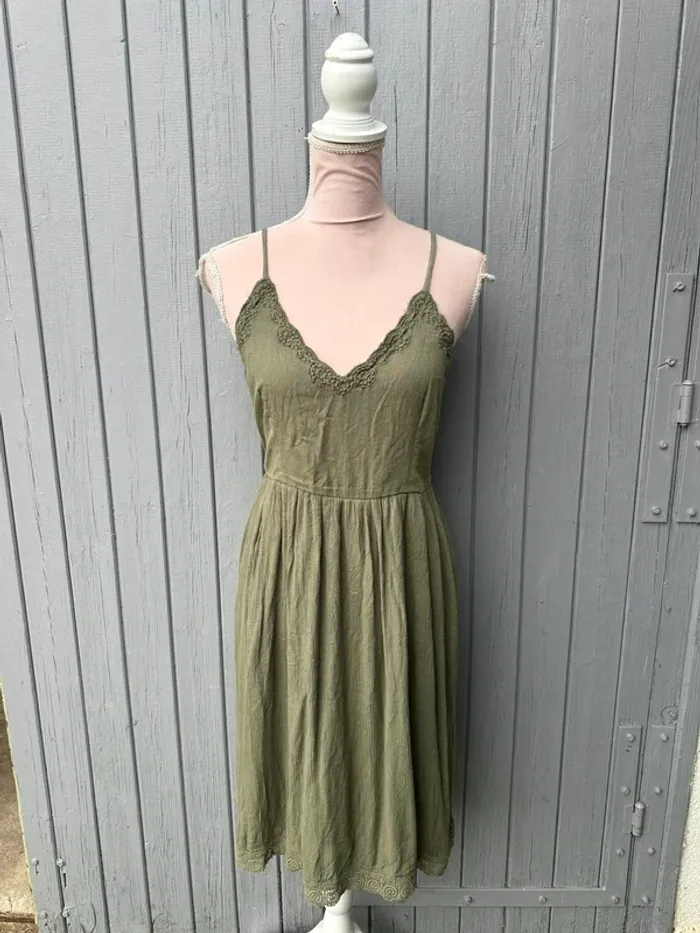 Robe d’été kaki fines bretelles doublée décolleté dentelle Kiabi 36/S
