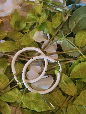 Boucle d'oreille créole blanc à pois noir femme