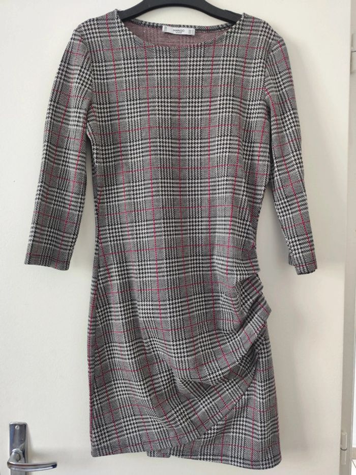 Robe courte et moulante gris/blanc/noir rectilignes taille 38 Mango
