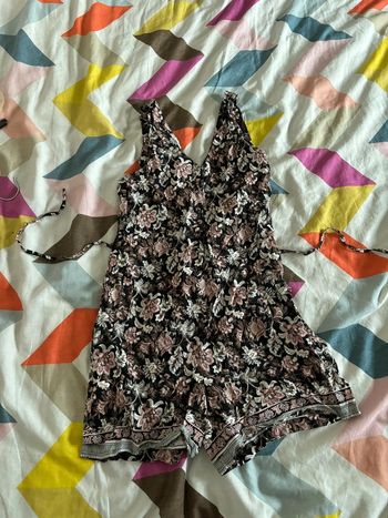 Combishort à motifs fleuris noirs et roses