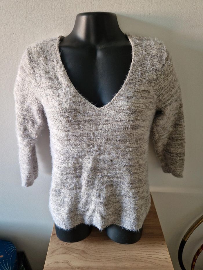Petit pull ouvert dans le dos