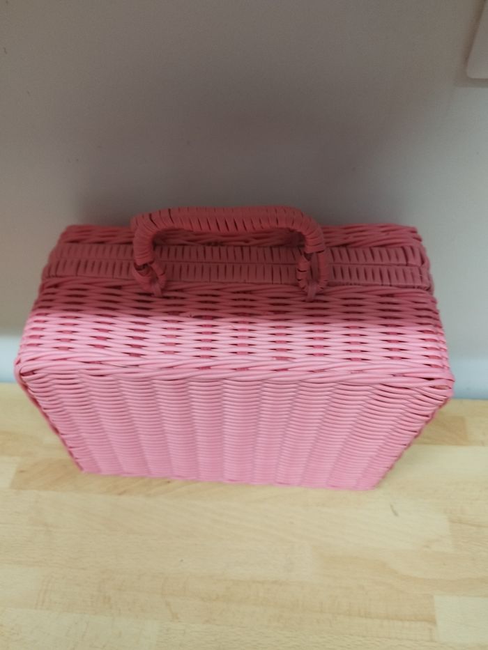 Malette rose en scoubidou
Dimension 25 cm x 18 cm x x 12,5 cm - photo numéro 3