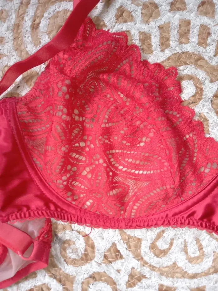 Soutien gorge rouge dentelle sans armatures - photo numéro 2