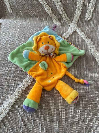 Peluche doudou plat 21cm pommette lion orange et vert très bon état