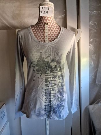 Tee-shirt, bleu ciel, avec motif, en coton, longueur 62cm, en très très bon état, marque Miss Captai