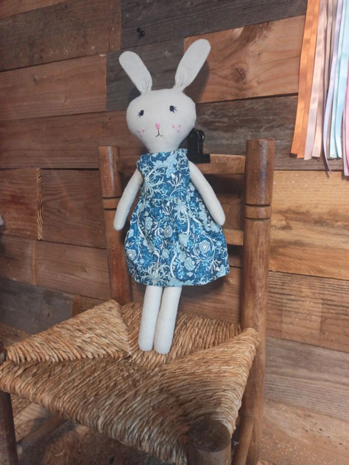 Peluche lapin et sa robe bleue tbe - photo numéro 3
