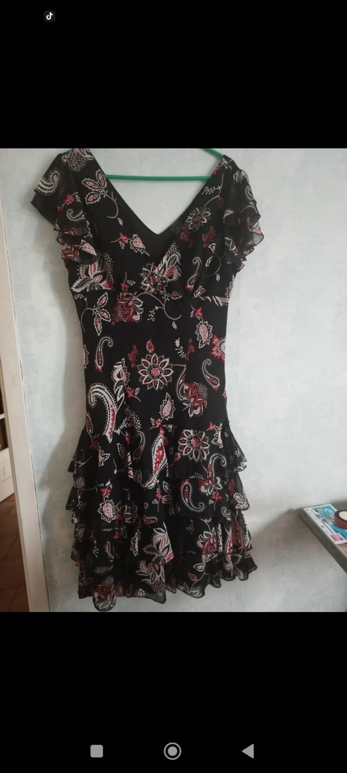 Robe noire à volants T.46