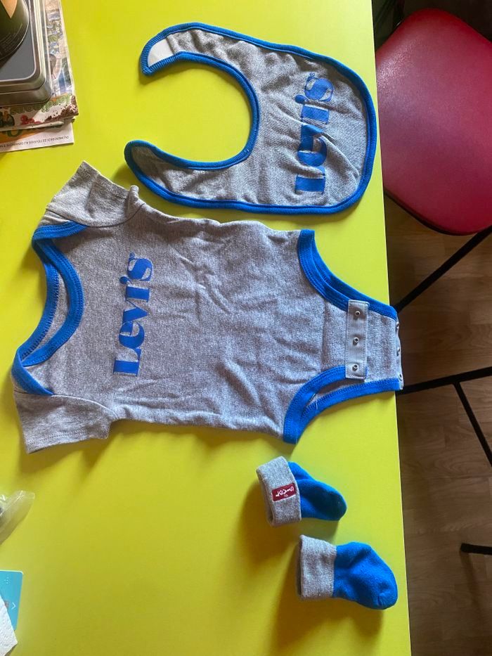 Vends ensemble body bavoir chaussette Lévis