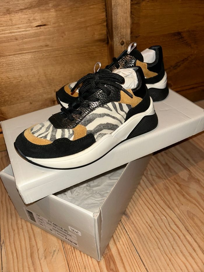 Basket zébré requins neuve - photo numéro 2