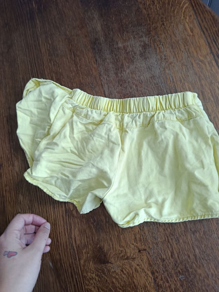 short jaune - photo numéro 3
