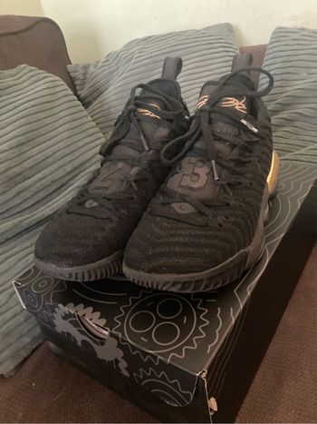 Nike Lebron 16 Black and Gold taille 40,5