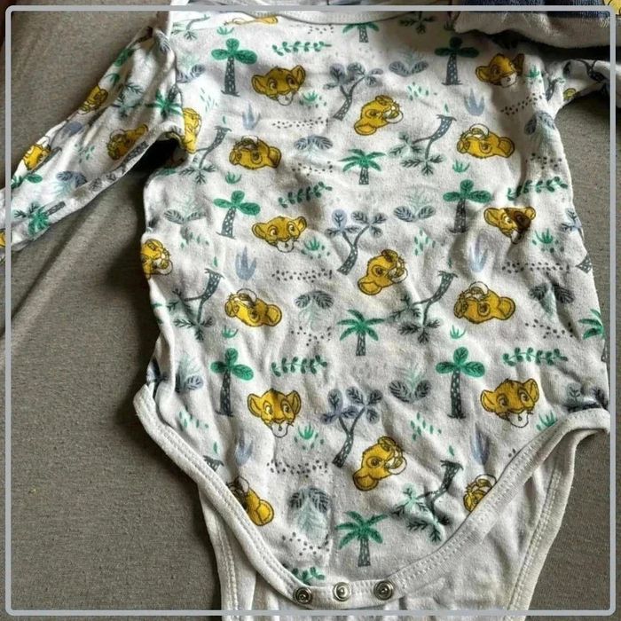 Lot body  et  pyjama simba 24mois - photo numéro 2