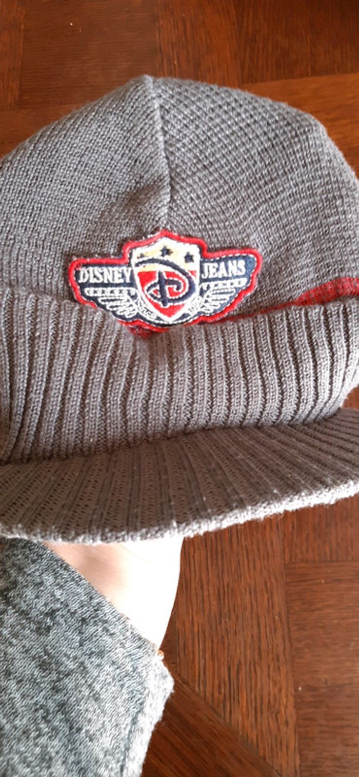 Bonnet gris disney,façon casquette le devant est rigide