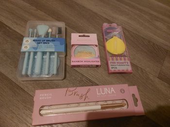 Lot disque démaquillant, fard et pinceaux
maquillage neu