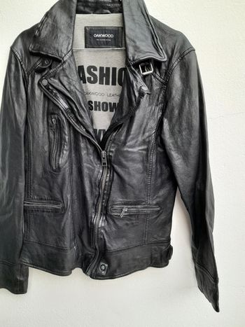 Blouson cuir noir avec facture usé mais ont voit le prix 
