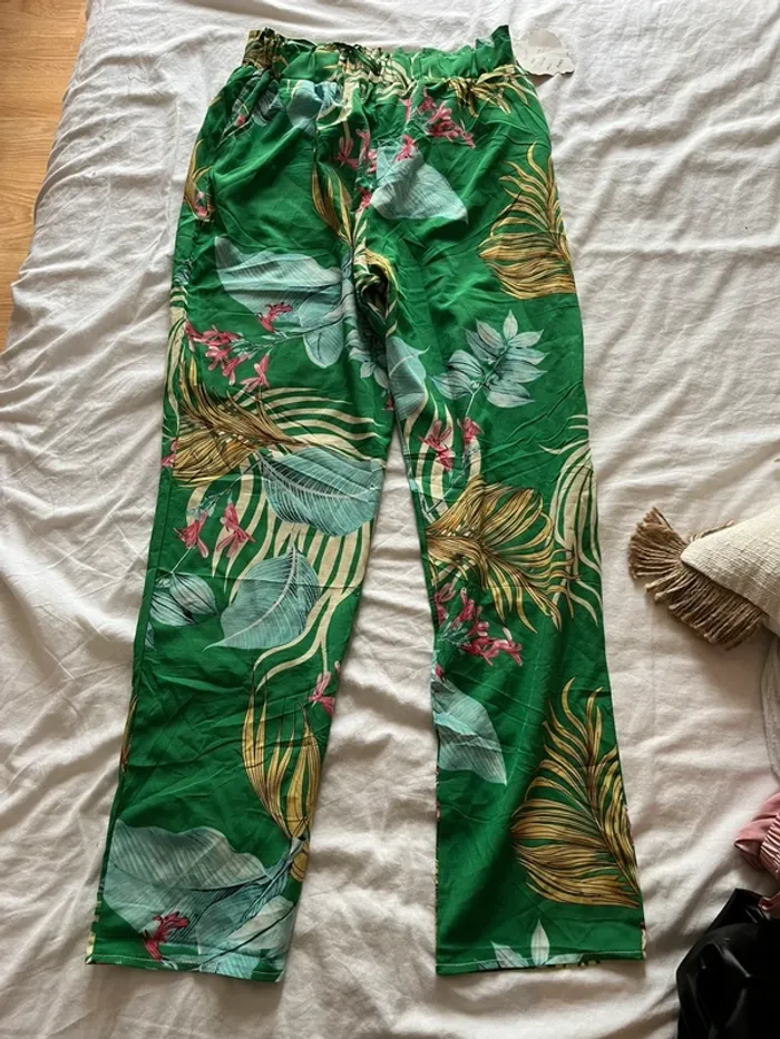 Pantalon vert, fleuri neuf avec étiquette jamais porté