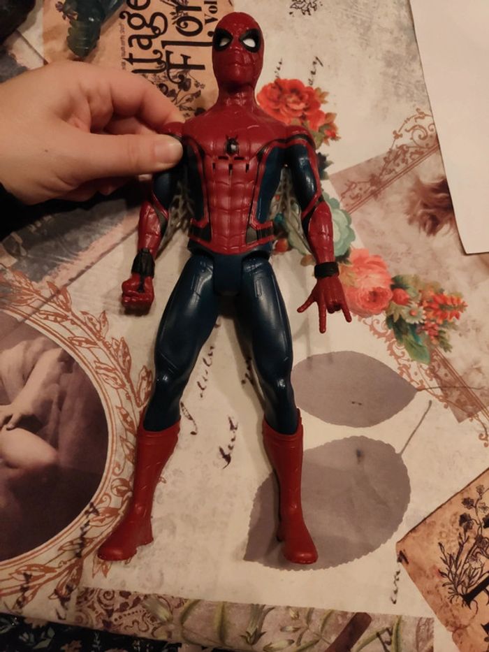 Figurine parlante articulée spiderman