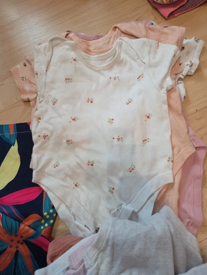 Lot bodies taille 12 18mois - photo numéro 5