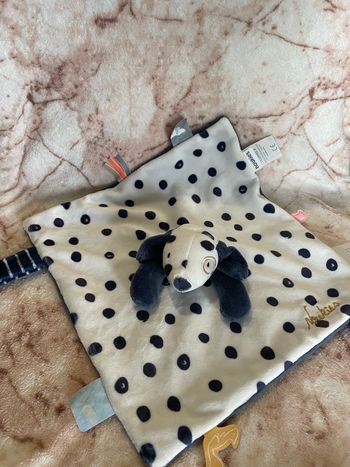 Doudou plat Aston chien dalmatiens blanc à pois bleu Noukie’s