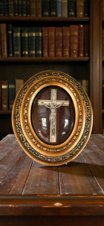 Magnifique crusifix Antique sous verre bombé. 
Dimensions : 35×28 cm Objet antique trace du temps