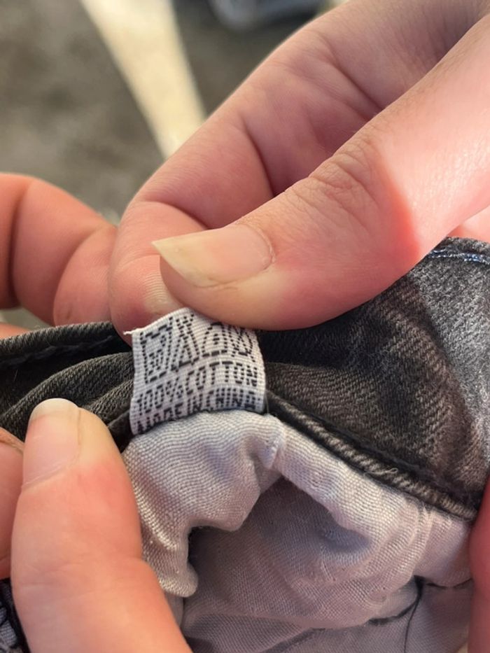 Jean troué taille basse gris nuancé, motif tête de mort sur poche arrière. - photo numéro 13