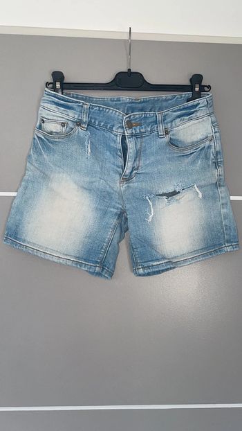 Short court troué