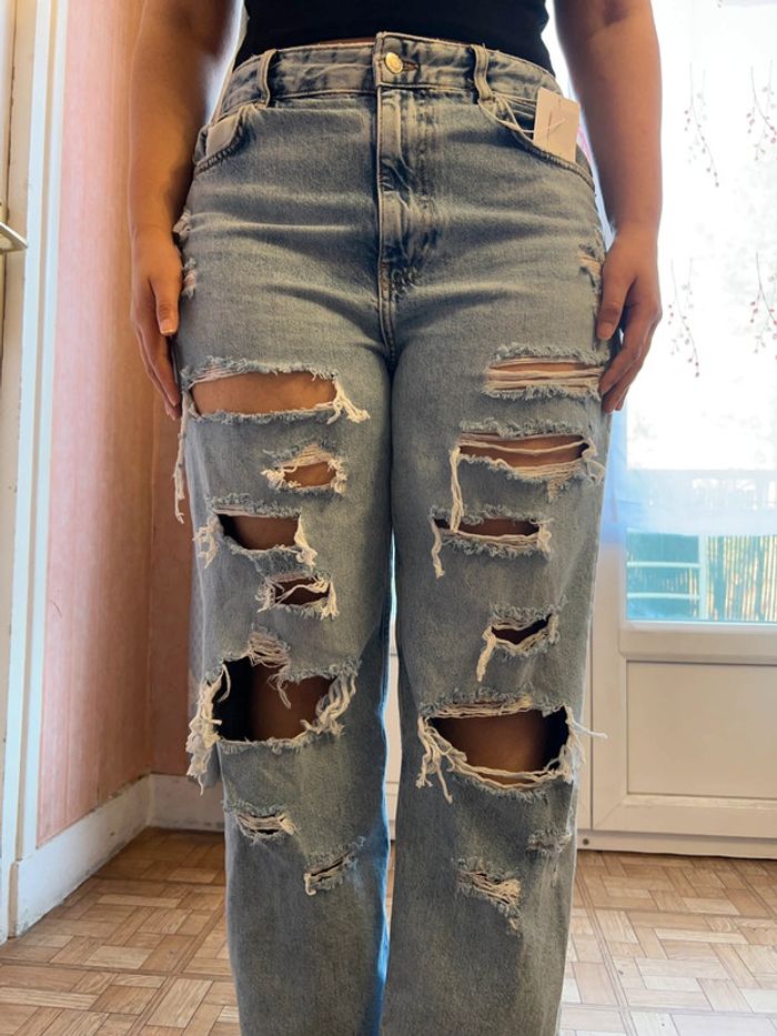 Jeans bleu clair effet déchiré • taille 42