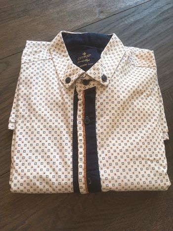 Chemise détail sur boutonnière